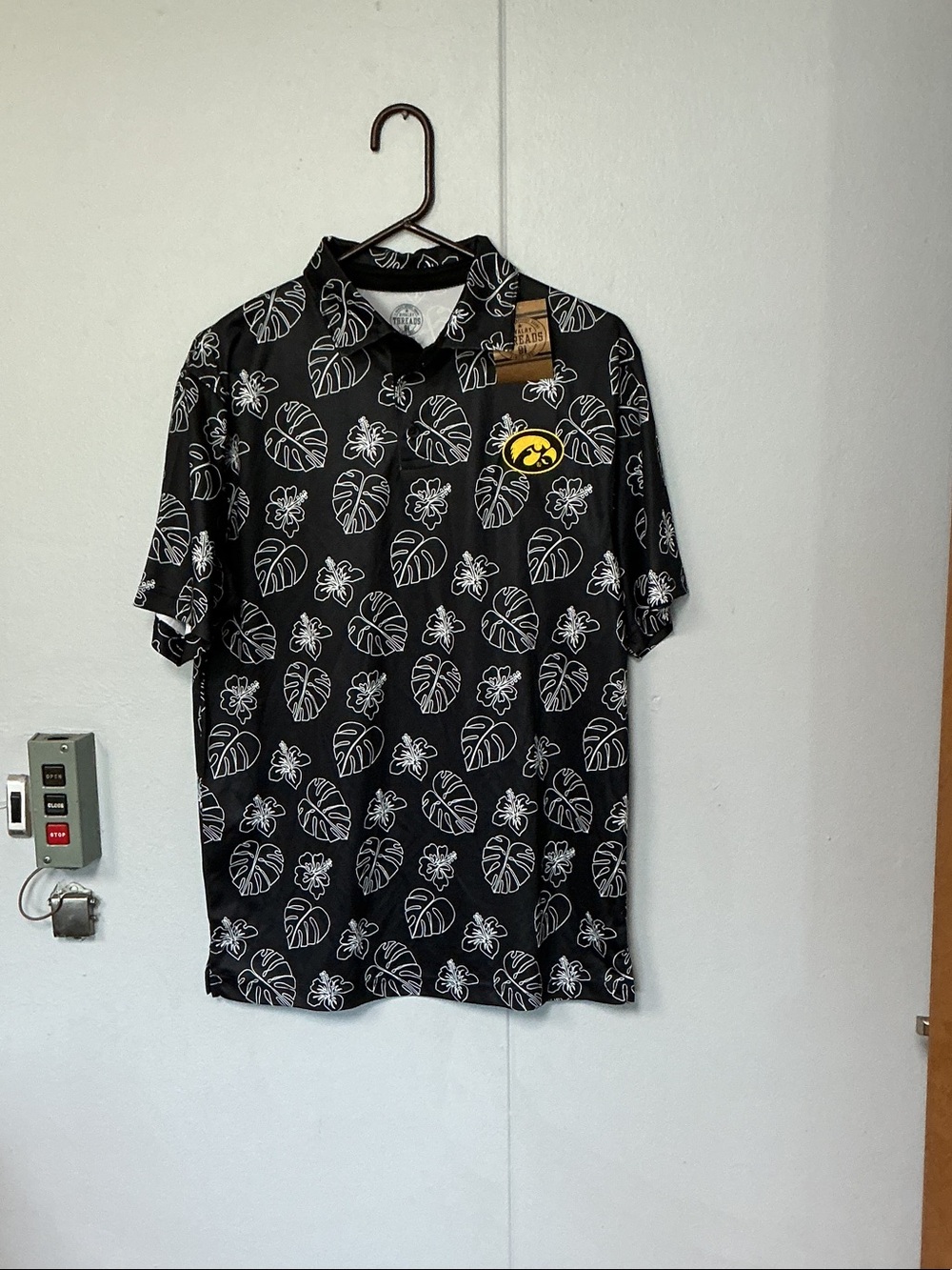 Rivalry Threads Men’s Iowa Hawkeyes Hawaiian Polo Tee